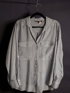 Women’s Blue & White Vertical Stripe Button-Down Shirt With Pockets
